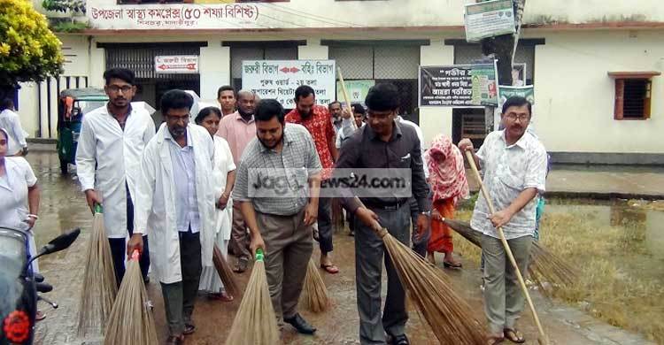 হাসপাতাল ঝাড়ু দিলেন স্বাস্থ্য কর্মকর্তা