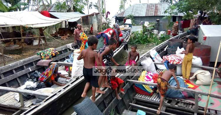 নৌকাতে রান্না নৌকাতেই ঘুম