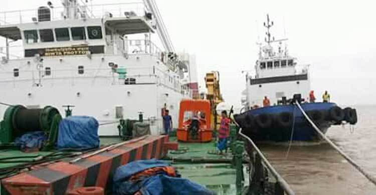 পদ্মায় ৩ লঞ্চডুবি : উদ্ধার কাজ শুরু