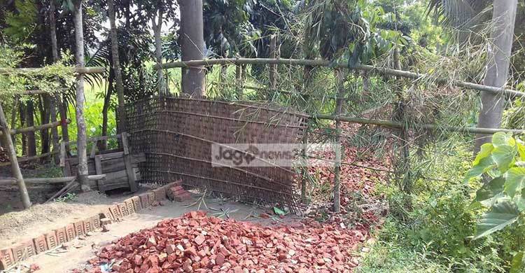 বাঁশের বেড়া দিয়ে ২৩ পরিবারের চলাচলের পথ বন্ধ