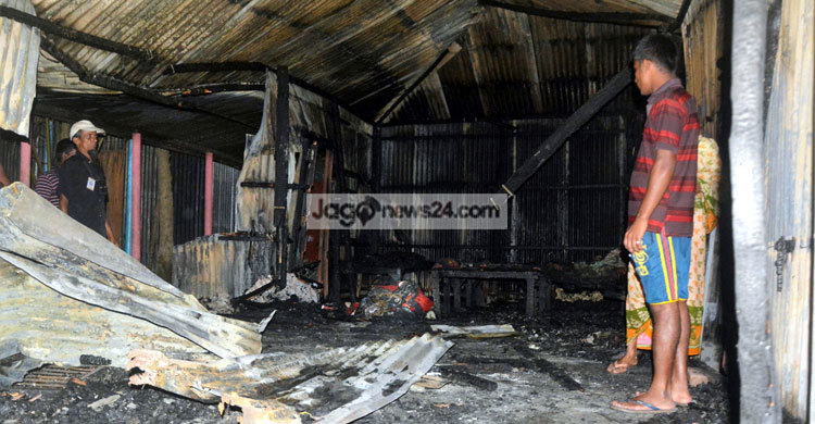আগুনে পুড়ে ছাই ঝুটের গোডাউন-ছাত্রাবাস