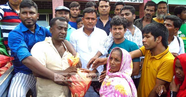 ঢাকার ব্যবসায়ীদের ত্রাণ পেল যমুনা পাড়ের বানভাসিরা