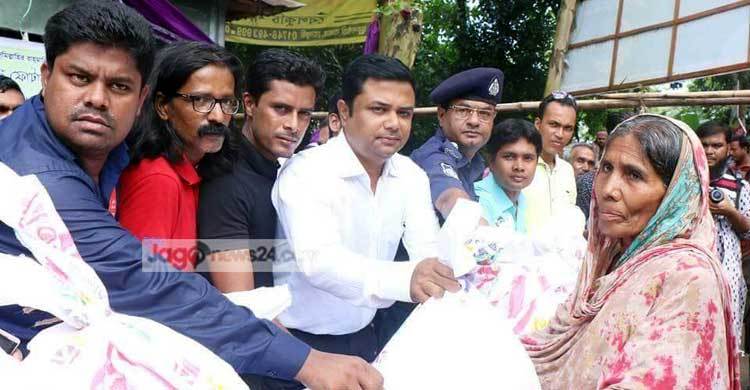 ফেসবুকের কল্যাণে ত্রাণ পেল যমুনা পাড়ের বানভাসিরা