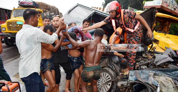 টাঙ্গাইলে ট্রাক-মাইক্রোবাস সংঘর্ষে নিহত ৬