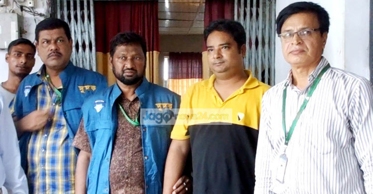 ঘুষ গ্রহণকালে হাতেনাতে ম্যাজিস্ট্রেটের পেশকার আটক