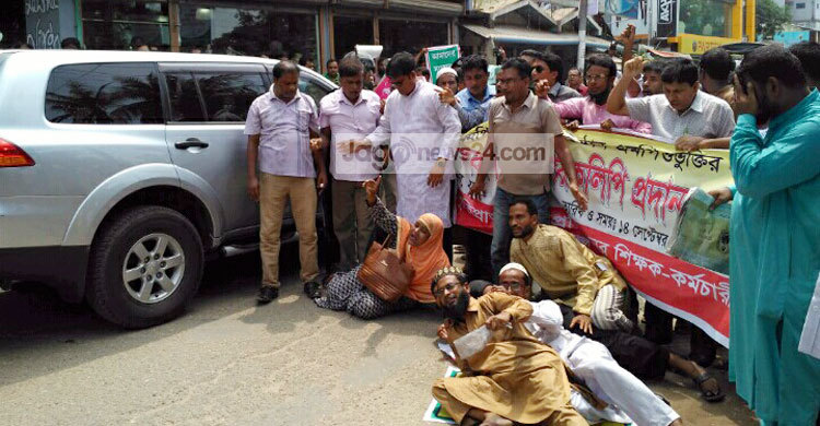 শিক্ষামন্ত্রীর গাড়ির সামনে শুয়ে পড়লেন শিক্ষকরা