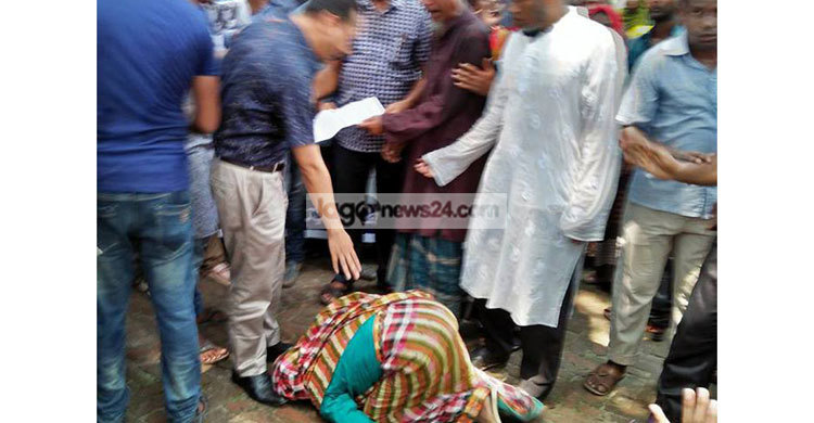 মেয়ে হত্যার বিচার চেয়ে ইউএনও’র পা ধরলেন মা