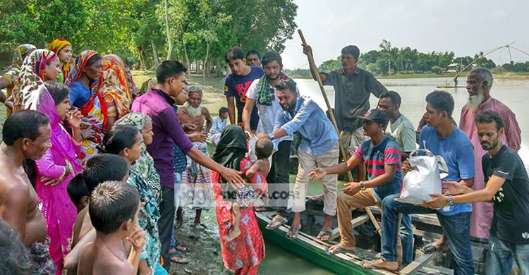 নিজ উদ্যোগে গফরগাঁওয়ের তরুণরা বন্যার্তদের পাশে