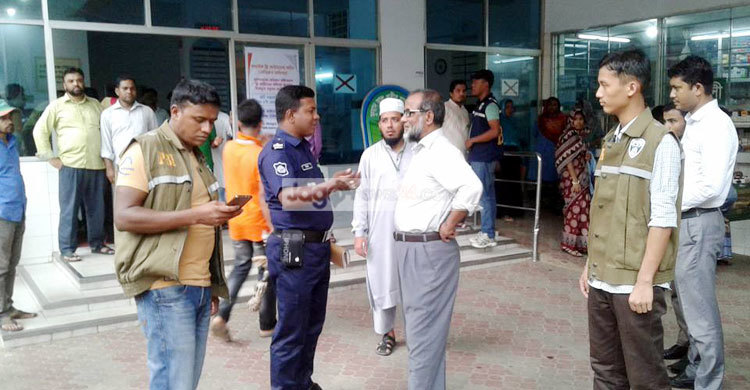 প্রসূতি মাকে জিম্মি, হাসপাতালের তিন কর্মকর্তা আটক