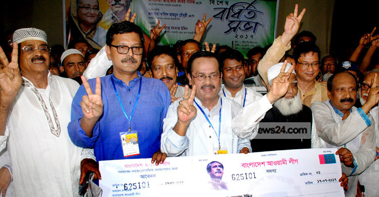 এমপিকে মঞ্চে বসিয়ে ক্ষোভ ঝাড়লেন তৃণমূল নেতাকর্মীরা