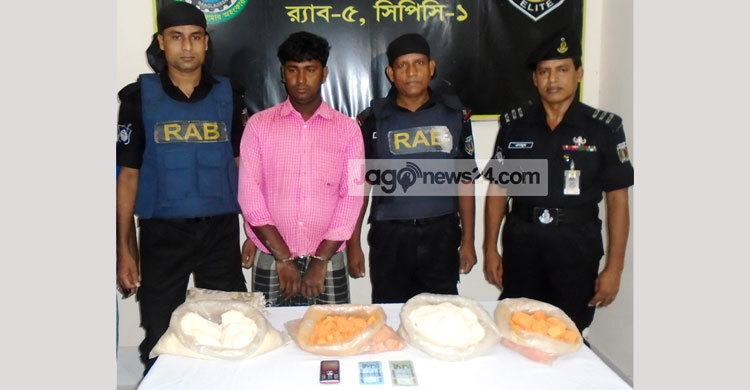 চাঁপাইনবাবগঞ্জে বিস্ফোরকসহ যুবক আটক