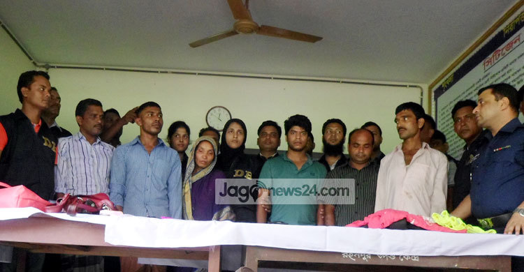 চাঁপাইনবাবগঞ্জে প্রতারক চক্রের ছয় সদস্য গ্রেফতার