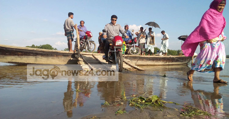 বর্ষায় নৌকা শুষ্ক মৌসুমে সাঁকোই ভরসা