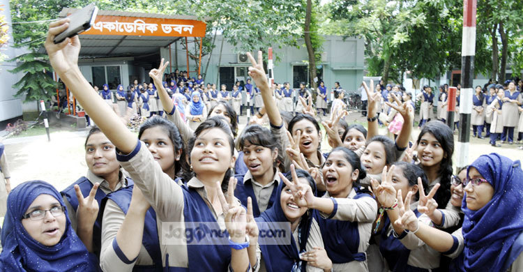দিনাজপুরে ছেলেদের চেয়ে এগিয়ে মেয়েরা