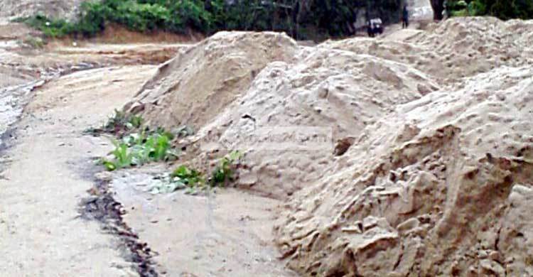 বঙ্গবন্ধু সাফারি পার্কের সড়ক দখল করে বালু বাণিজ্য