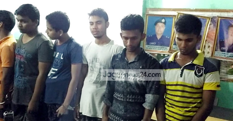 যশোরে অস্ত্র-বোমাসহ ১৭ শিবির ক্যাডার গ্রেফতার