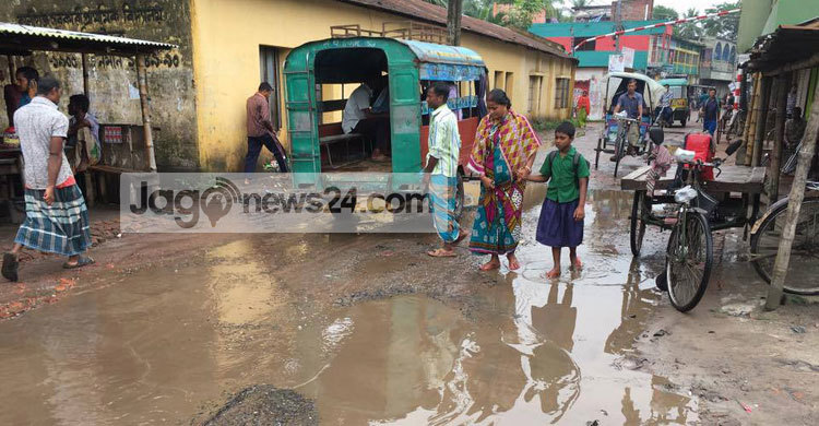 হাসপাতালের সড়কের এই অবস্থা!