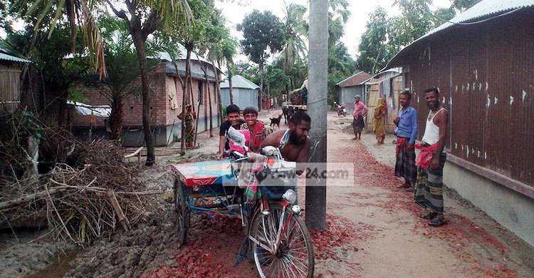 রাস্তার মাঝখানে বৈদ্যুতিক পোল