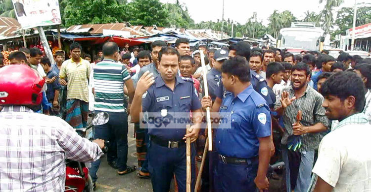 ট্রাফিক পুলিশের চাঁদাবাজি বন্ধে বিক্ষোভ, সড়ক অবরোধ