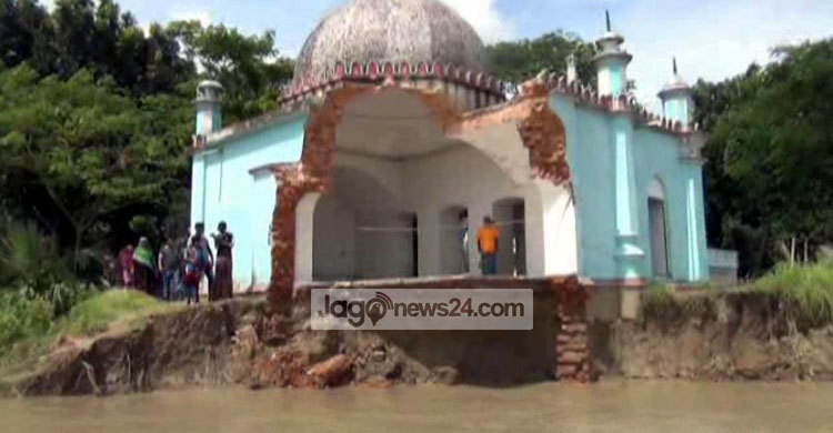 কমছে পানি, নিয়ে যাচ্ছে ঘরবাড়ি