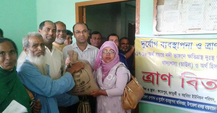 মির্জাপুরে নদী ভাঙনকবলিতদের মধ্যে চাল বিতরণ