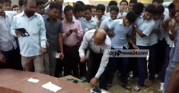 শিক্ষার্থীদের স্মার্টফোন হাতুড়ি দিয়ে ভাঙলেন শিক্ষক
