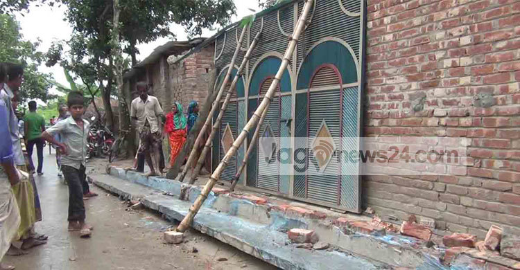 নওগাঁয় বাড়ির সানসেট ভেঙে নিহত ২