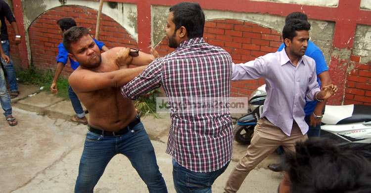 কেন্দ্রীয় নেতাদের সামনে ছাত্রদলের গ্রুপের মারামারি