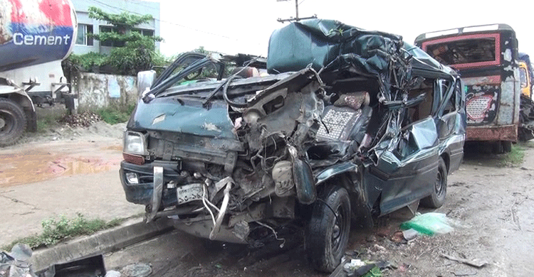 নরসিংদীতে সংবাদপত্রবাহী মাইক্রোবাস দুর্ঘটনায় নিহত ২