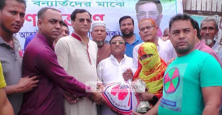 সেনবাগে পানিবন্দি ৮০০ পরিবারকে ত্রাণ সহায়তা