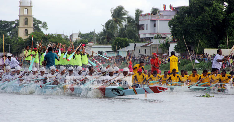 তিতাস নদীতে বর্ণাঢ্য নৌকাবাইচ প্রতিযোগিতা