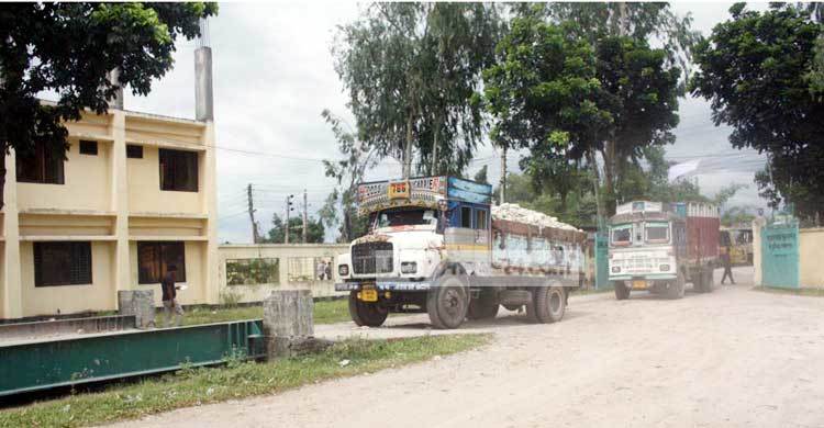 এক মাস পর বাংলাবান্ধা স্থলবন্দরে পাথর আমদানি শুরু