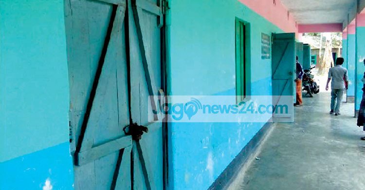 ছাত্র-ছাত্রীদের বের করে দিয়ে শ্রেণিকক্ষে তালা