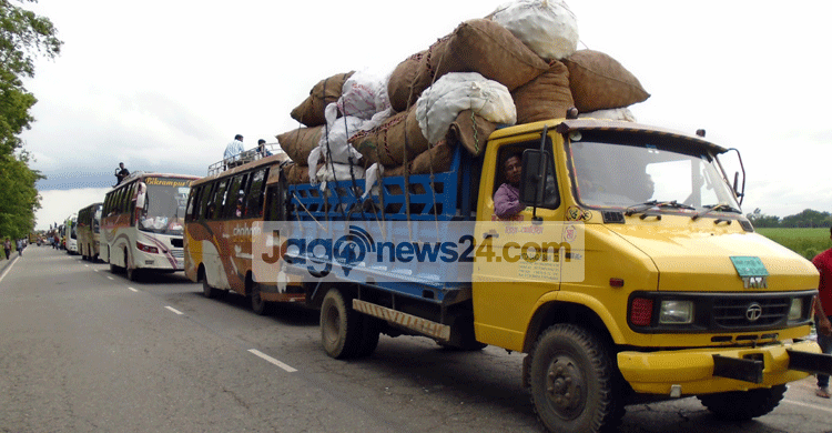 দৌলতদিয়ায় পারের অপেক্ষায় কয়েকশ যানবাহন