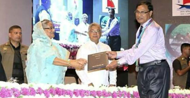 জাতীয় মৎস্য পুরস্কার পেলেন রাজবাড়ী জেলা মৎস্য কর্মকর্তা