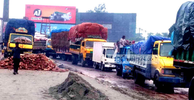 সিরাজগঞ্জের ৩ মহাসড়কে ৩০ কিলোমিটার যানজট