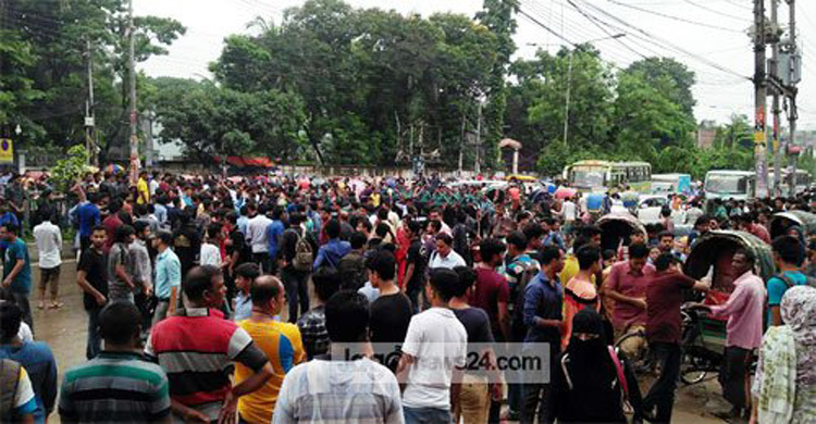 Students clash with cops at Shahbagh, 11 detained