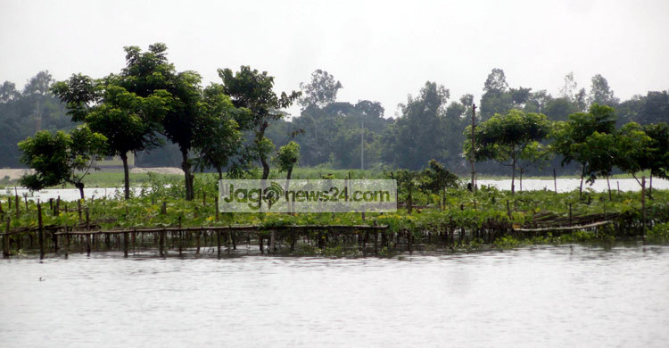 ‘নৌকা ছাড়া চলাচল করন যায় না’