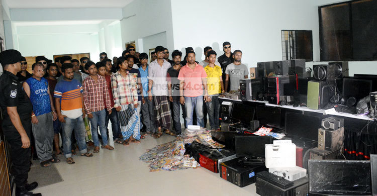 সিনেমা হলে অভিযান, পাইরেসি চক্রের ১৮ সদস্য গ্রেফতার