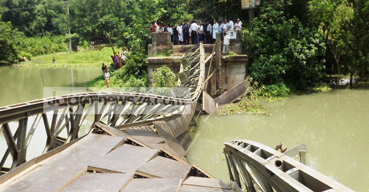 ব্রিজ ভেঙে ট্রাক-সিএনজি খালে, নিখোঁজ ১০