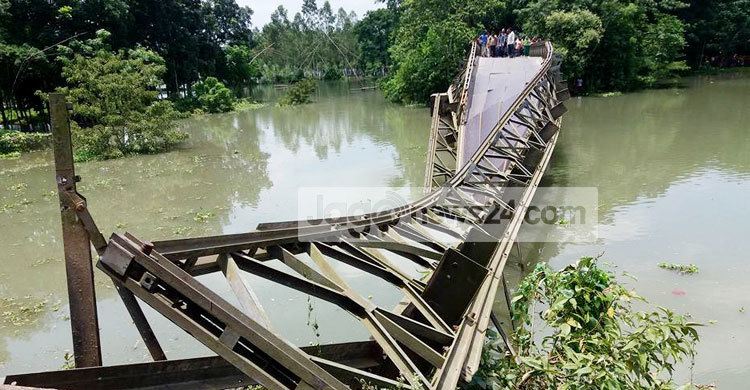 ব্রিজ ভেঙে পানির ৫০ ফুট নিচে সার বোঝাই ট্রাক