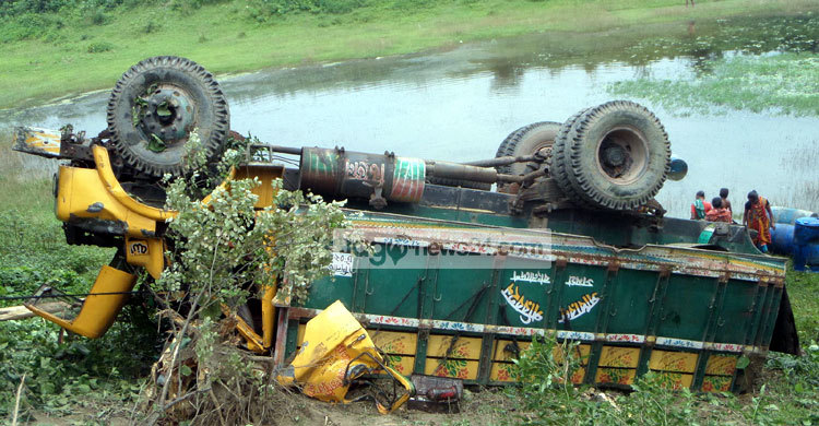 টাঙ্গাইলে ট্রাক খাদে পড়ে চালক নিহত