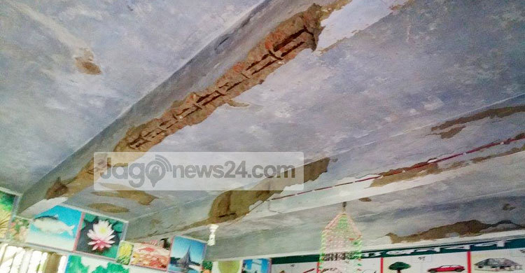 বিদ্যালয়ের ঝুঁকিপূর্ণ ভবনে চলছে শিশুদের পাঠদান