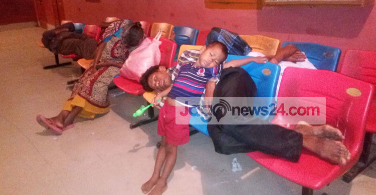 হাসপাতালে রোগী ভর্তি করে বিপাকে স্বজনরা