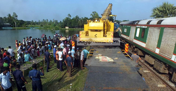 চিত্রার লাইনচ্যুত বগির উদ্ধারকাজ শুরু