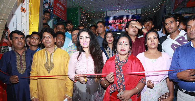 ট্রাস্ট মার্ট ও ব্রান্ড কিউয়ের শো-রুম উদ্বোধন করলেন অপু বিশ্বাস