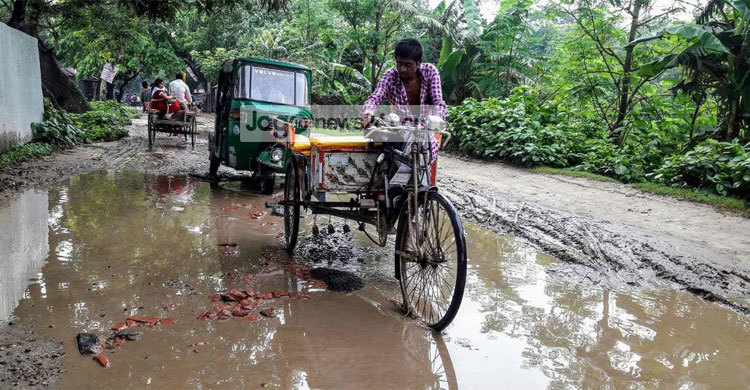 বেহাল অবস্থায় উল্লাপাড়া-সগুনা আঞ্চলিক সড়ক
