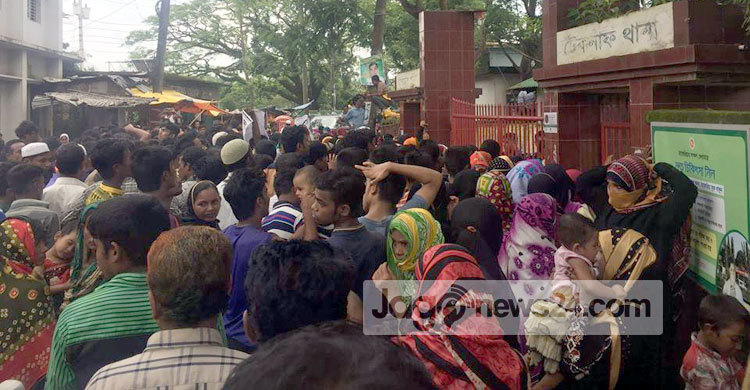 স্বামীকে ছাড়াতে থানা ঘেরাও করলেন স্ত্রী