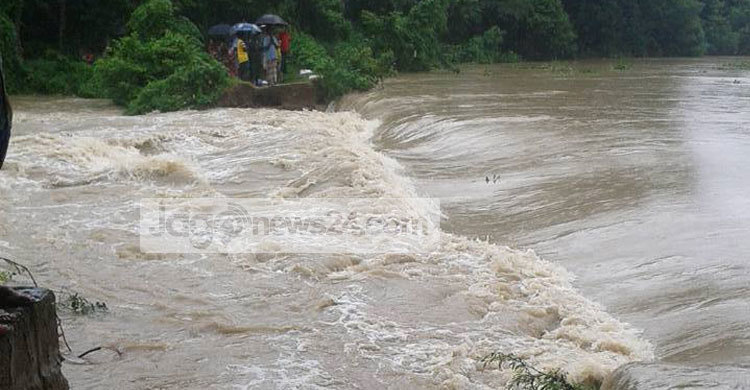 মুহুরী নদীর বাঁধ ভেঙে ফুলগাজীর ৫ গ্রাম প্লাবিত