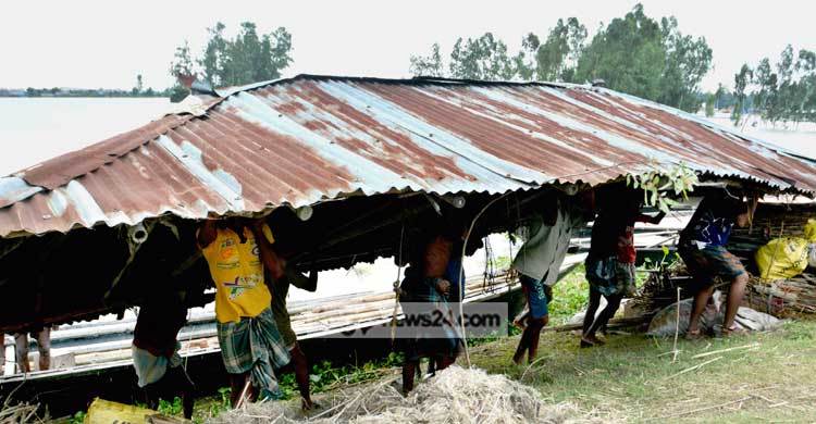 বগুড়ায় বন্যায় গৃহহীন চরাঞ্চলের ৫ শতাধিক পরিবার